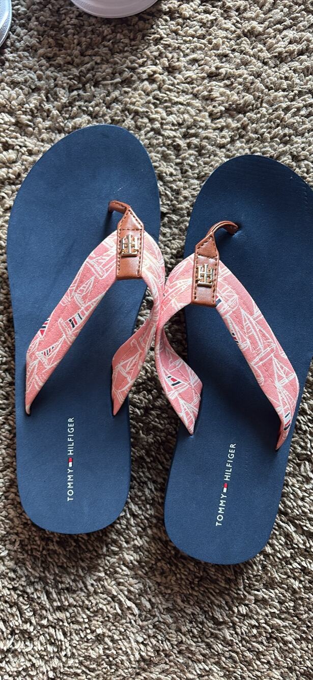 Tommy Hilfiger pink flip flops women’s 8